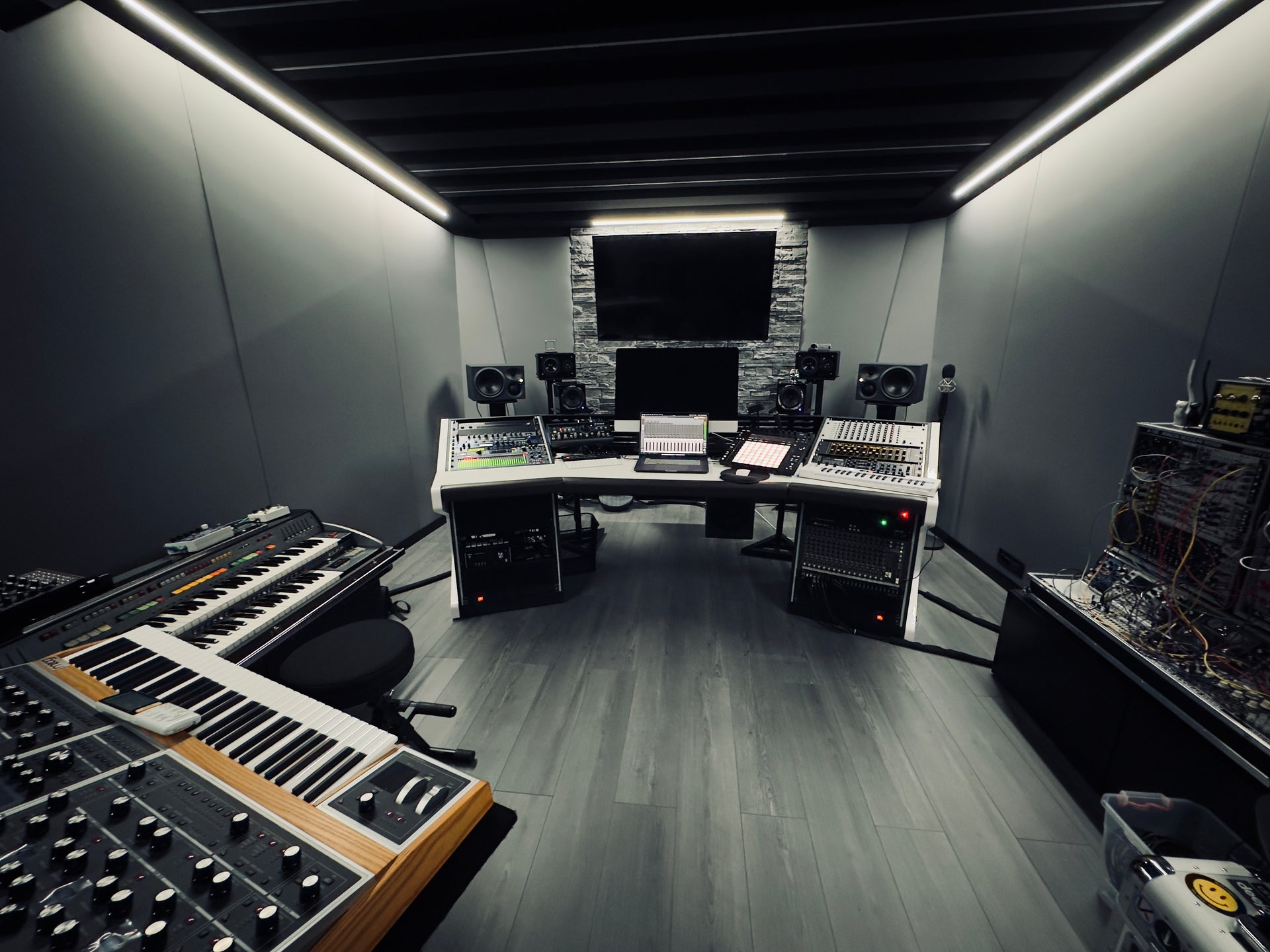 Sessiondesk - desks, racks & speaker stands for studios