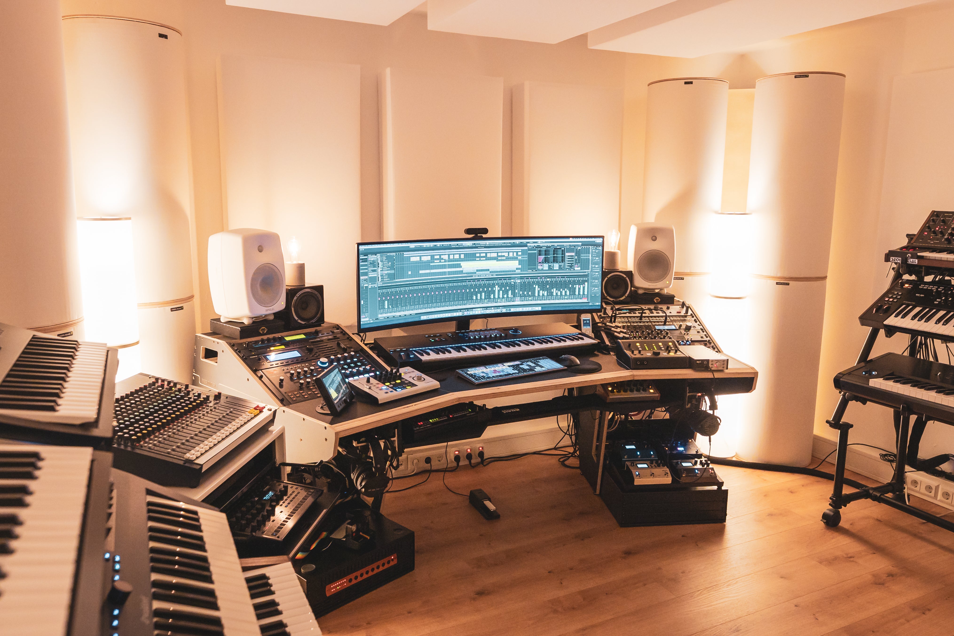 Sessiondesk - desks, racks & speaker stands for studios